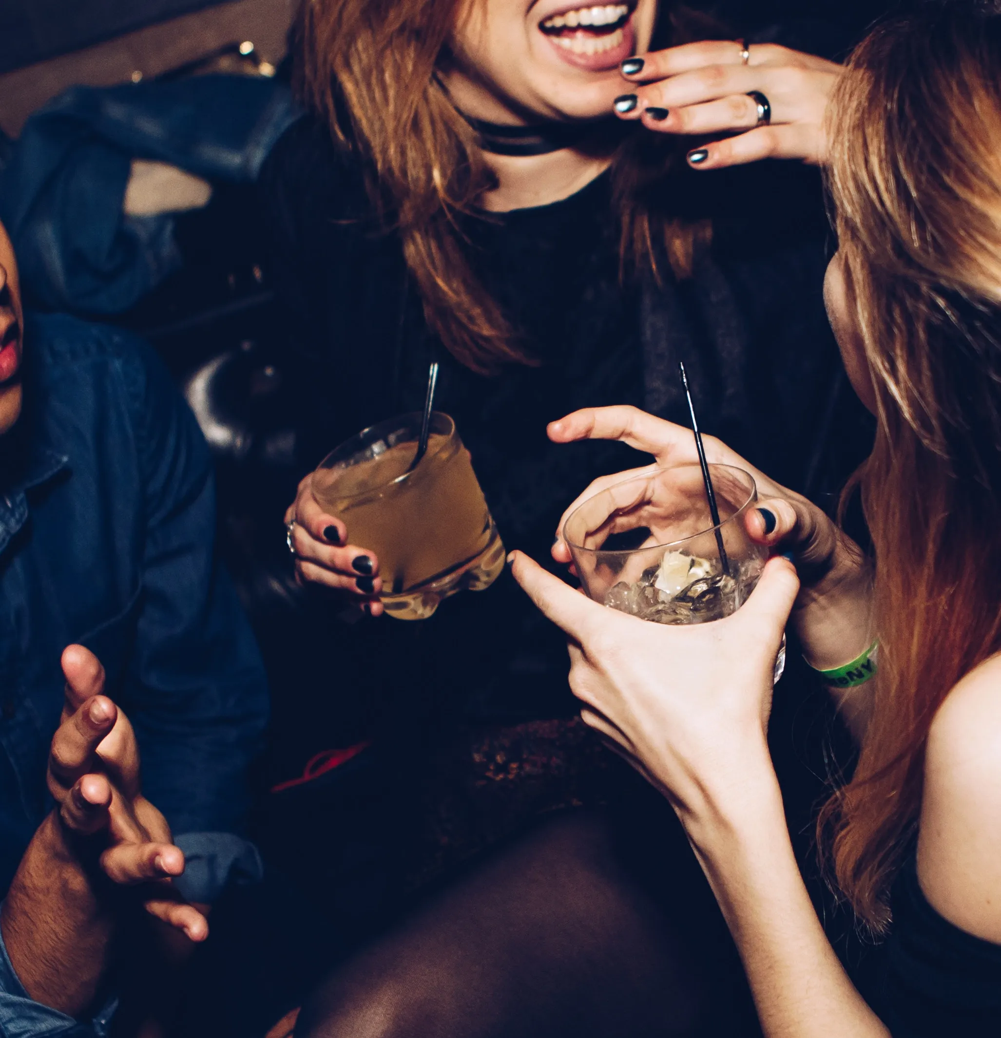 männer und frauen veranstalten eine krimiparty